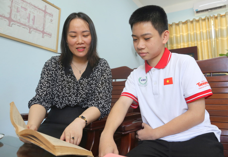 Em Dương Minh Tâm và cô giáo bộ môn Toán trao đổi thông tin về cuộc thi.