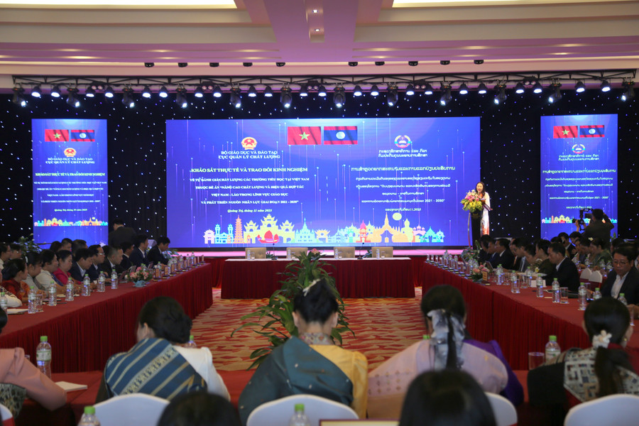 Cán bộ, Trung Tâm Đăng Nhập MM88 Chính Thức Mới ngành Giáo dục Việt Nam-Lào trao đổi, chia sẻ những kinh nghiệm tại hội thảo.