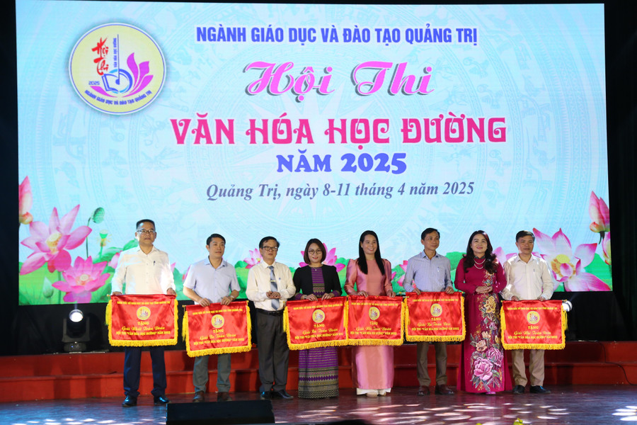 Tặng Cờ thi đua cho các đơn vị đạt thành tích cao. co-thi-dua.jpg