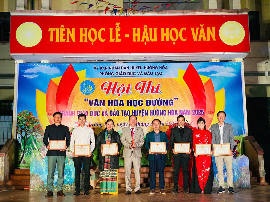 Ông Hoàng Văn Sơ, Phó Trưởng Phòng GD&ĐT khen thưởng cho các đơn vị tham gia. e7954b38e21853460a09.jpg