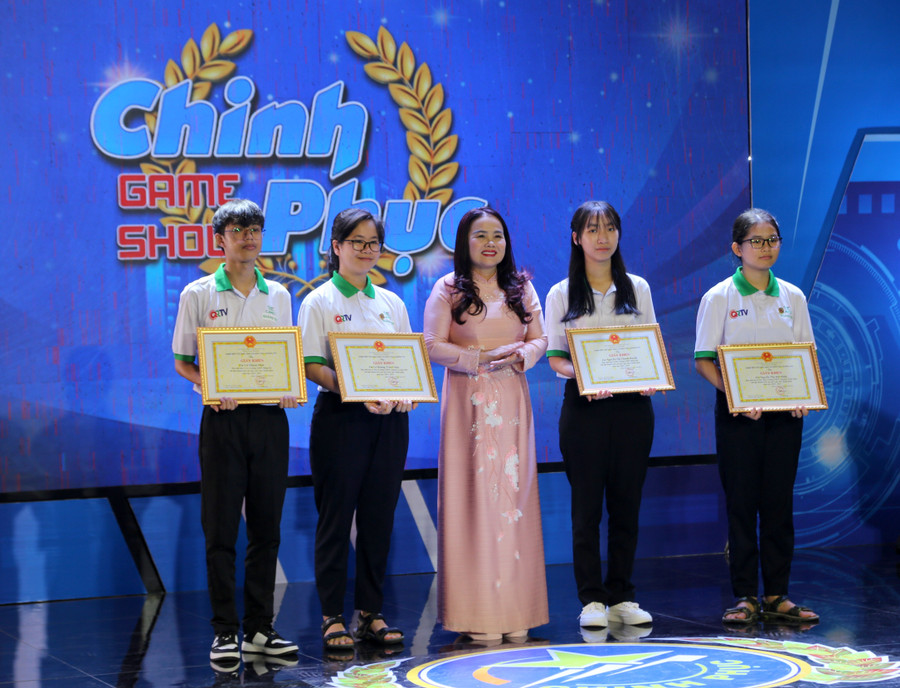 TS Lê Thị Hương tặng giấy khen cho các MM886 slot game, bắn cá, lô đề, đá gà lọt vào chung kết. chinh-phuc-1.jpg