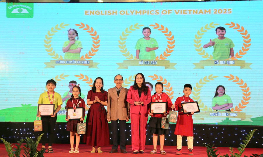 Bà Lê Thị Hương, Giám đốc Sở GD&ĐT trao giải thưởng tiếng Anh cho MM886 slot game, bắn cá, lô đề, đá gà.