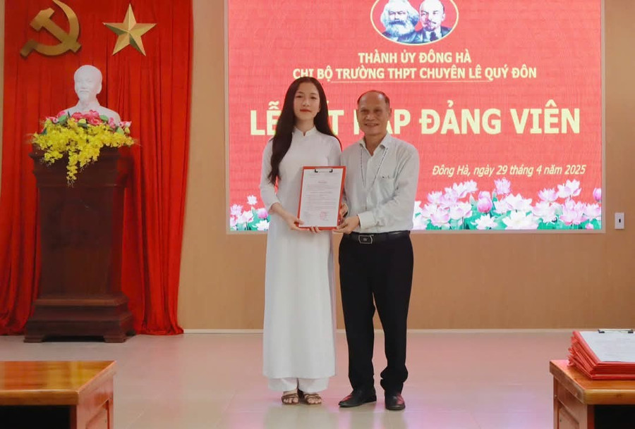 Nhà giáo ưu tú Nguyễn Hoài Nam, Bí thư Chi bộ Trường THPT chuyên Lê Quý Đôn trao quyết định kết nạp Đảng cho MM886 slot game, bắn cá, lô đề, đá gà. 1000012461.jpg