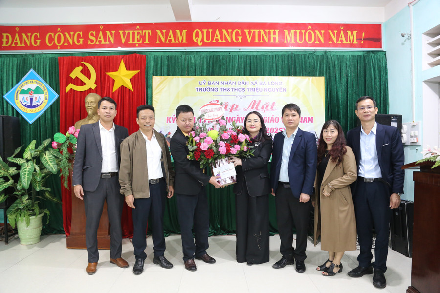 Giám đốc Sở GD&ĐT tặng quà chúc mừng Trường Tiểu học và THCS Triệu Nguyên. img-8066.jpg
