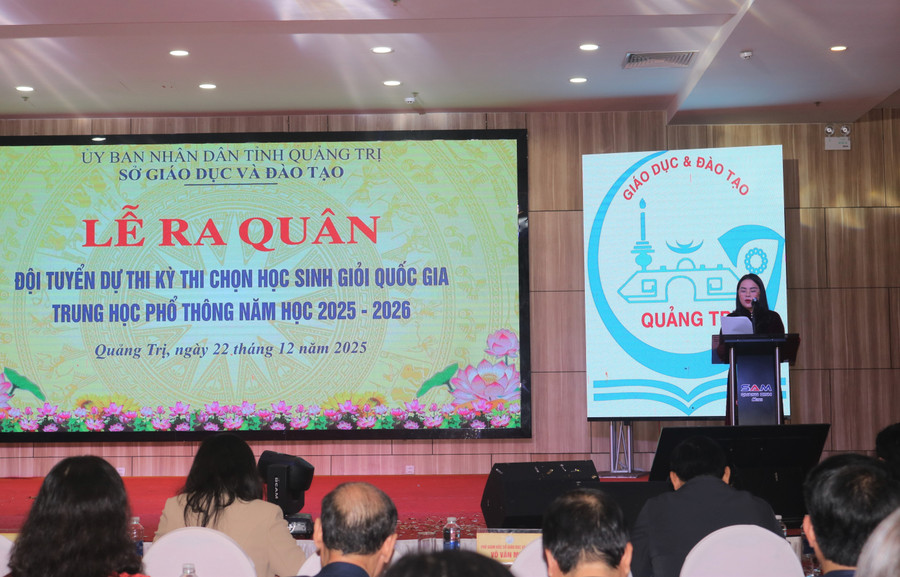 Bà Lê Thị Hương, Giám đốc Sở GD&ĐT tỉnh Quảng Trị phát biểu tại buổi lễ. hinh-2.jpg