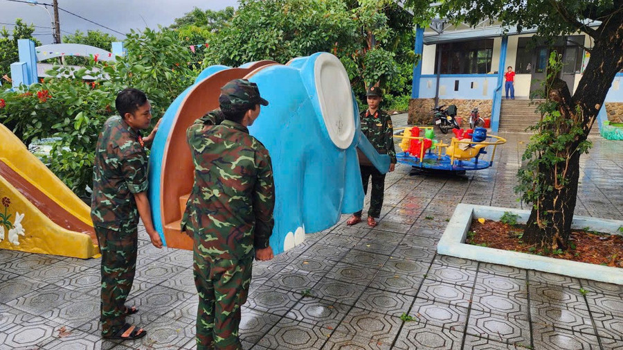 Bộ đội di chuyển các thiết bị dạy học, đồ chơi của trẻ trên đảo Cồn Cỏ.