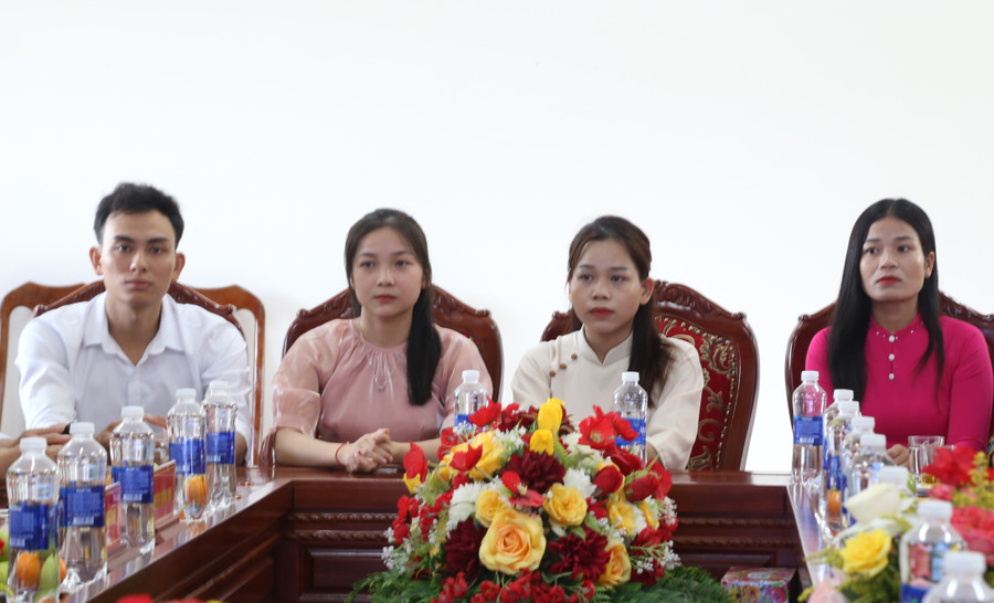 4 Trung Tâm Đăng Nhập MM88 Chính Thức Mới được tuyển chọn, cử sang giảng dạy tại Lào. giao-vien-lao-3.jpg