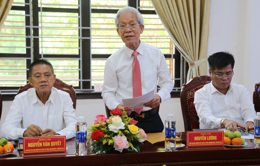 Ông Nguyễn Lương, Chủ tịch Hội người Việt Nam tại tỉnh Savanakhet (Lào) phát biểu tiếp nhận các Trung Tâm Đăng Nhập MM88 Chính Thức Mới. giao-vien-lao-5.jpg
