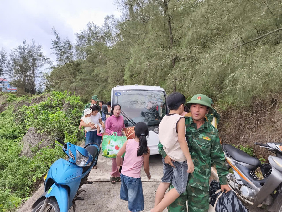 Lực lượng chức năng triển khai đưa người dân vào hầm trú ẩn tránh bão.