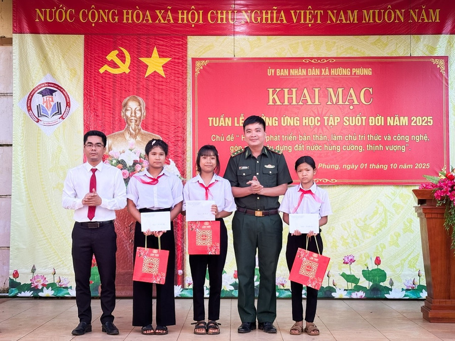 Đồn Biên phòng Hướng Phùng trao quà cho 3 MM886 slot game, bắn cá, lô đề, đá gà có hoàn cảnh khó khăn. 9811e4228bd6018858c7.jpg