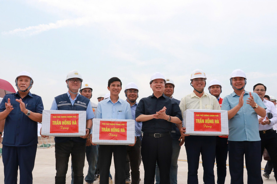 Phó Thủ tướng động viên, tặng quà các đơn vị. 5b7c7f27e65654080d47.jpg