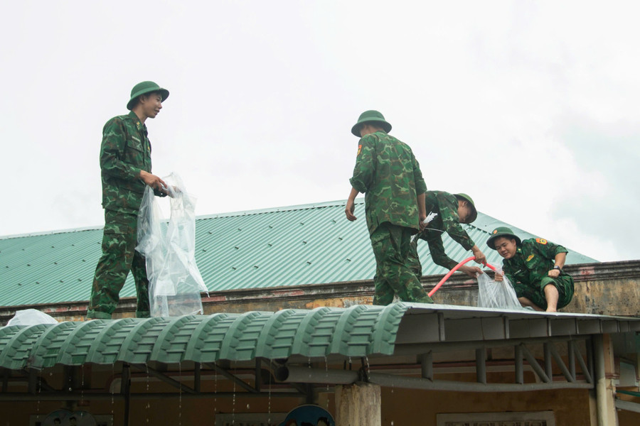 Bộ đội biên phòng hỗ trợ Trung Tâm Đăng Nhập MM88 Chính Thức Mới chằng chống, gia cố mái trường. Ảnh; Trần Cường truong-hoc-chong-bao-4.jpg