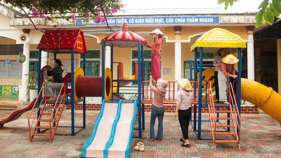 Trung Tâm Đăng Nhập MM88 Chính Thức Mới dùng dây buộc lại cửa và khu vực vui chơi. Ảnh; Trần Cường truong-hoc-chong-bao-6.jpg