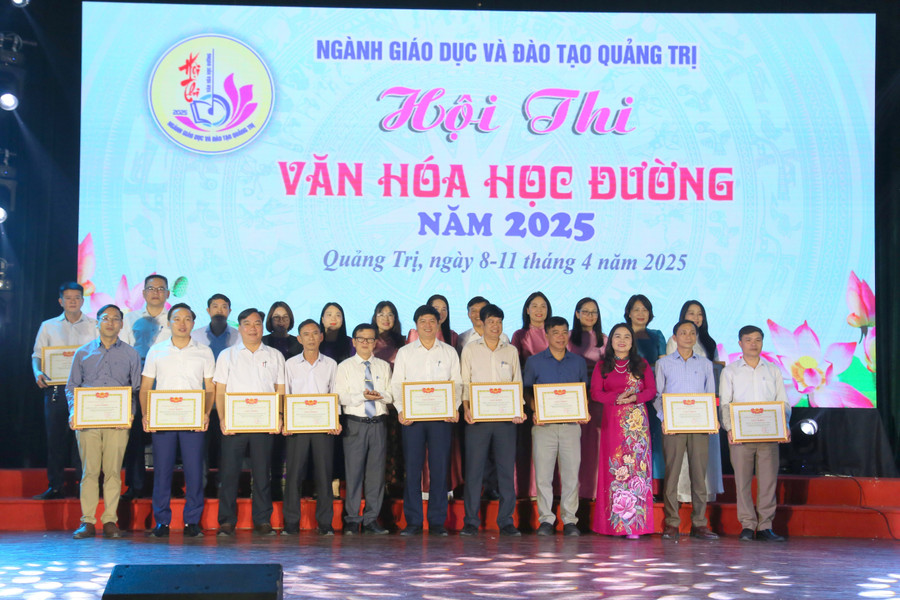 TS Lê Thị Hương, Giám đốc Sở GD&ĐT tặng giấy khen cho các đơn vị. giay-khen.jpg