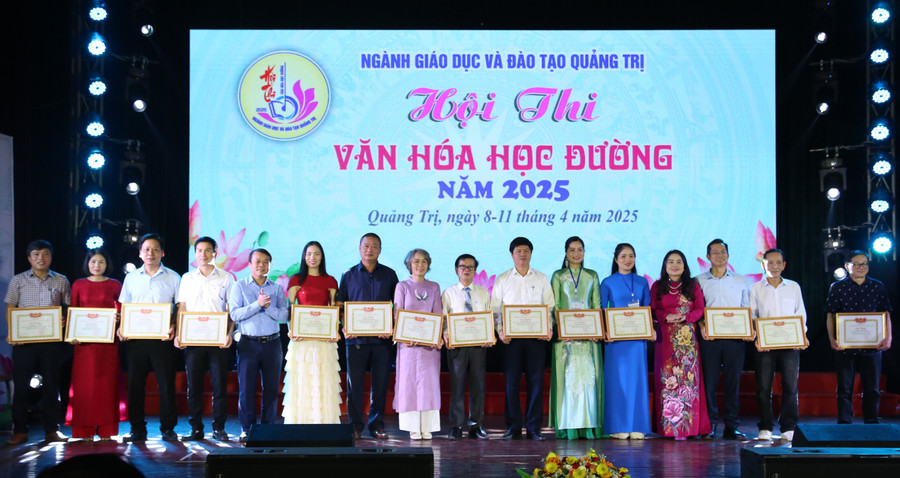 Giám đốc Sở GD&ĐT tặng giấy khen cho các cá nhân. giay-khen-1.jpg