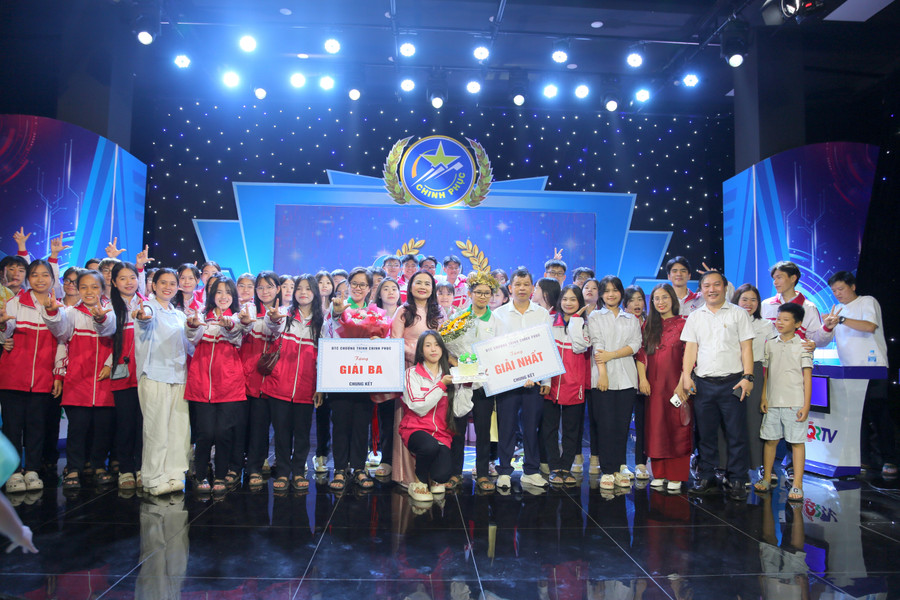 Lãnh đạo Sở GD&ĐT chia sẻ niềm vui với MM886 slot game, bắn cá, lô đề, đá gà các trường. le-quy-don-3.jpg
