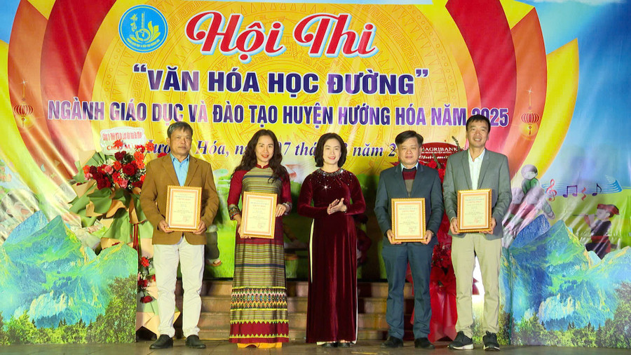 Bà Nguyễn Thị Thanh Nga, Trưởng Phòng GD&ĐT huyện Hướng Hóa trao giải cho các đơn vị. 6978ef54e87759290066.jpg
