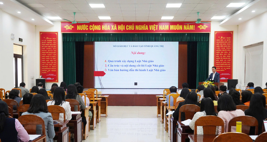 Phó Giám đốc Sở GD&ĐT Võ Văn Minh phổ biến các nội dung trọng tâm tại hội nghị. nghi-quyet-71-3.jpg
