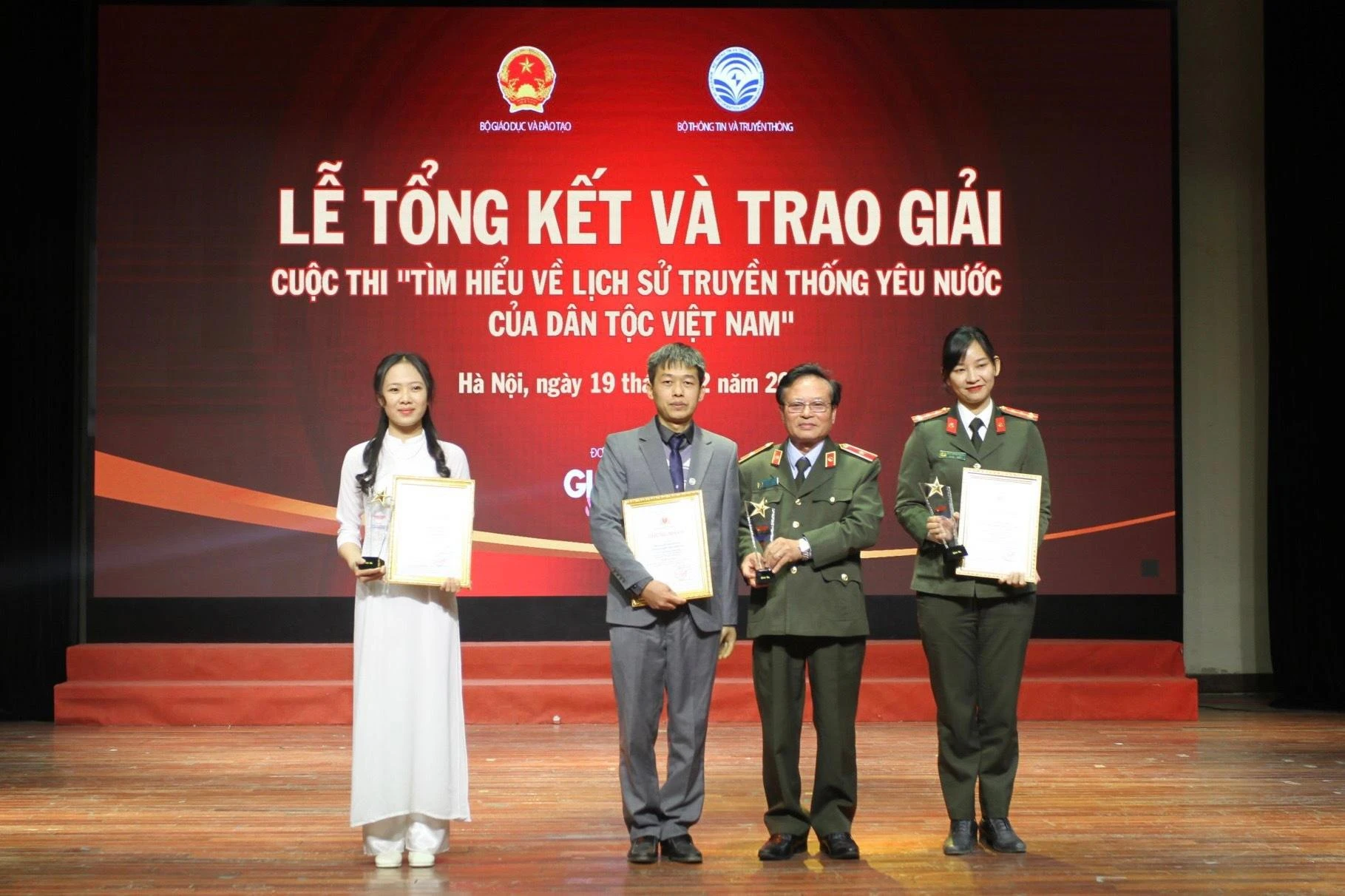 Thiếu tướng, TS, Nhà văn Nguyễn Hồng Thái trao bằng khen cho tác giả đạt giải Ba. Thiếu tướng, TS, Nhà văn Nguyễn Hồng Thái trao bằng khen cho tác giả đạt giải Ba.