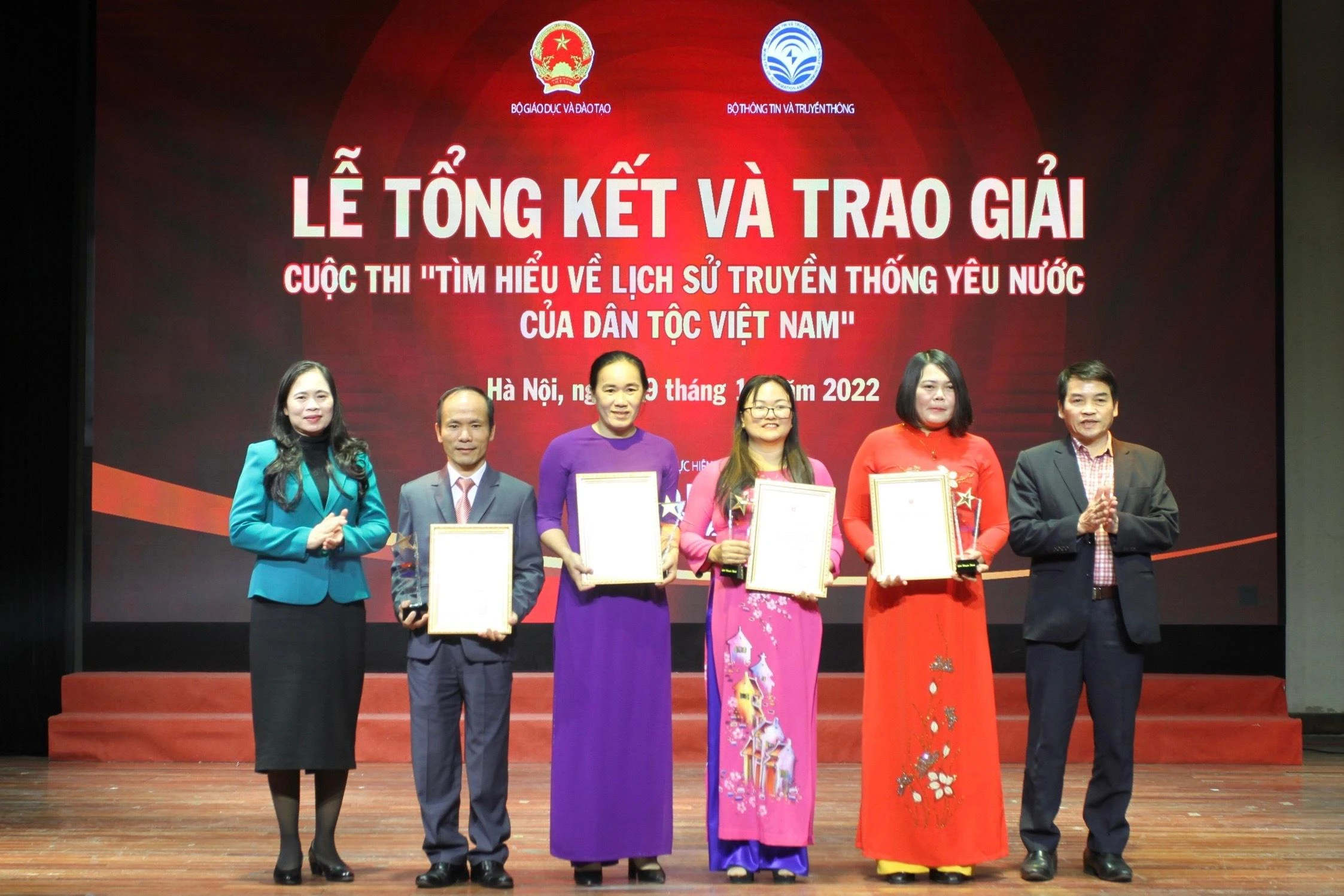 Bà Nguyễn Thị Bích Hợp - Phó Chủ tịch Công đoàn Giáo dục Việt Nam và ông Phạm Tuấn Anh - Phó Cục trưởng Cục Nhà giáo và Cán bộ quản lý giáo dục, Bộ GD&ĐT, trao bằng khen cho tác giả đạt giải Khuyến khích. Bà Nguyễn Thị Bích Hợp - Phó Chủ tịch Công đoàn Giáo dục Việt Nam và ông Phạm Tuấn Anh - Phó Cục trưởng Cục Nhà giáo và Cán bộ quản lý giáo dục, Bộ GD&ĐT, trao bằng khen cho tác giả đạt giải Khuyến khích.
