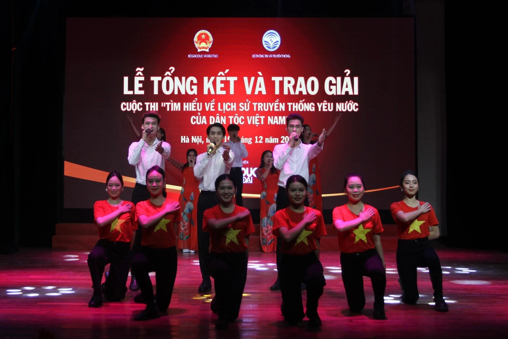 Văn nghệ chào mừng. Văn nghệ chào mừng.