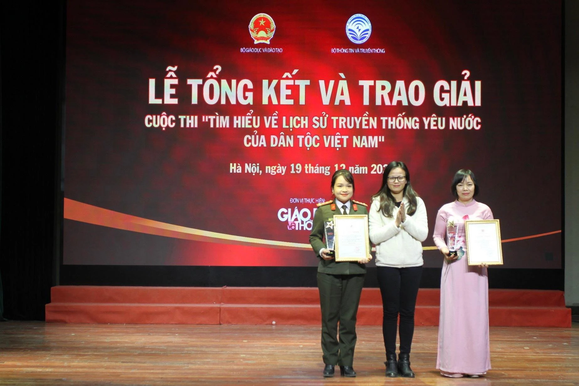Bà Nguyễn Thị Ánh - Phó Vụ trưởng Vụ Tuyên truyền, Ban Tuyên giáo trung ương, trao bằng khen cho tác giả đạt giải Nhì. Bà Nguyễn Thị Ánh - Phó Vụ trưởng Vụ Tuyên truyền, Ban Tuyên giáo trung ương, trao bằng khen cho tác giả đạt giải Nhì.