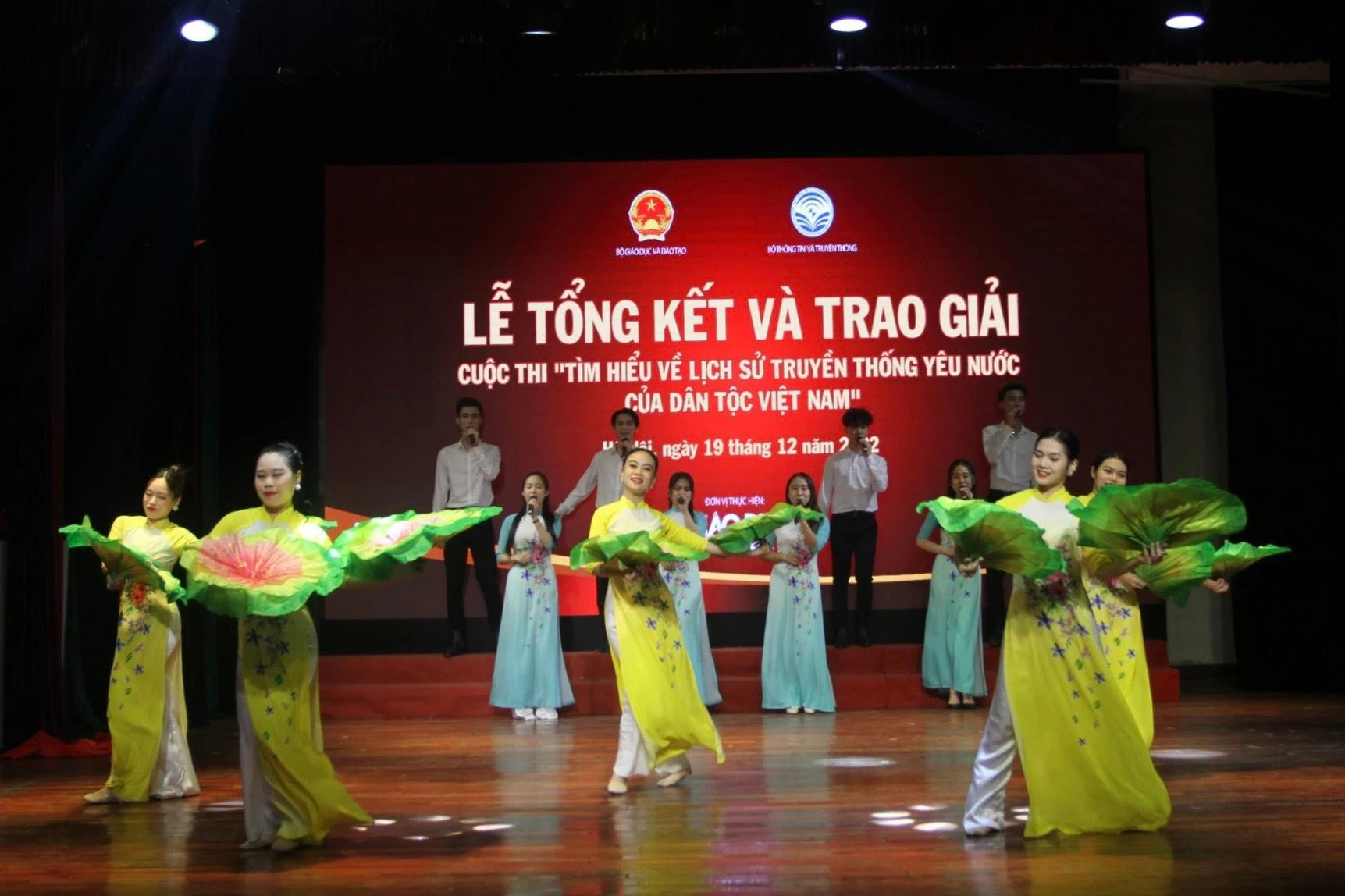 Văn nghệ chào mừng. Văn nghệ chào mừng.