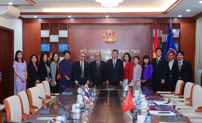 Các đại biểu chụp hình lưu niệm. Các đại biểu chụp hình lưu niệm.