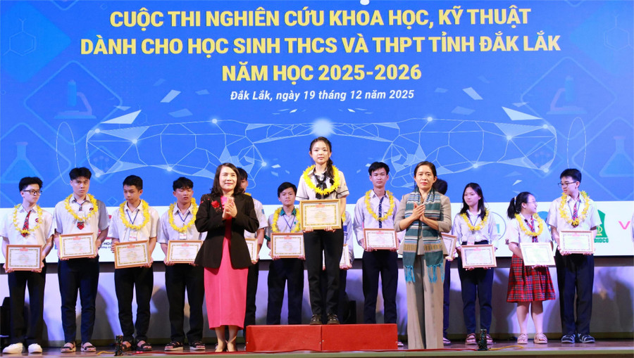Lãnh đạo Sở GD&ĐT vinh danh MM886 slot game, bắn cá, lô đề, đá gà đoạt giải Nhất tại Cuộc thi. (Ảnh: Thành Tâm) 1-cover2.jpg