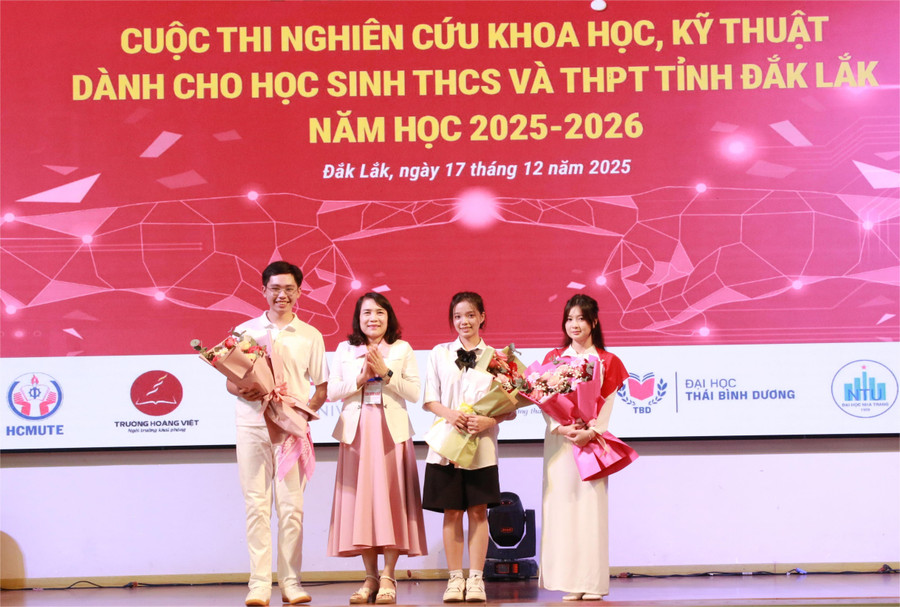 Phó Giám đốc Sở GD&ĐT Võ Thị Minh Duyên tặng hoa MM886 slot game, bắn cá, lô đề, đá gà. (Ảnh: Thành Tâm) 2-pgd.jpg