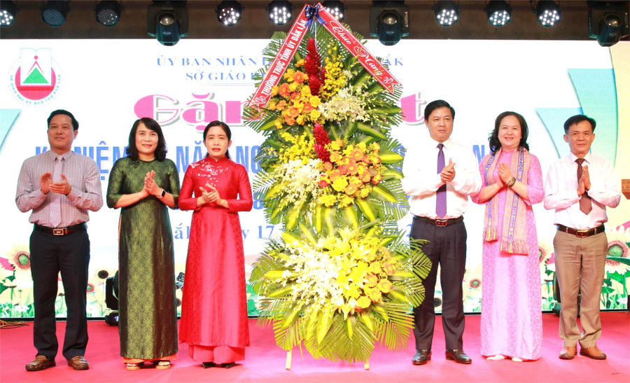 Bí thư Tỉnh ủy Đắk Lắk chúc mừng ngành GD&ĐT dịp 43 năm ngày Nhà giáo Việt Nam. (Ảnh: TT) img-5861.jpg