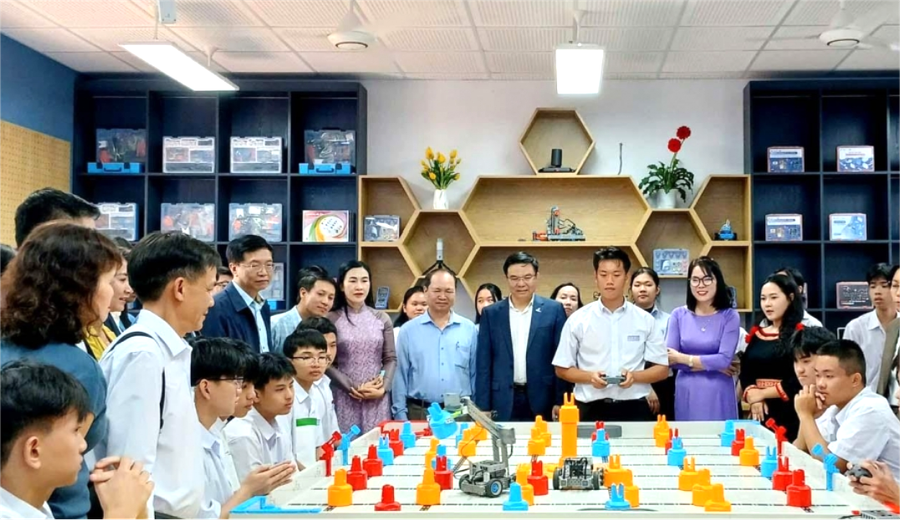 Đại biểu tham quan Phòng thực hành STEM và chứng kiến MM886 slot game, bắn cá, lô đề, đá gà tranh vận hành robot. (Ảnh: NTCC)