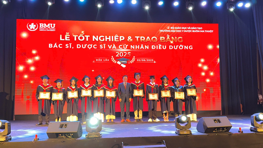 Tặng Giấy khen cho các tân Cư nhân. (Ảnh: NA) anh-1-bmu.jpg