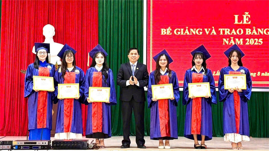 Phó Giám đốc Sở GD&ĐT Đắk Lắk Nguyễn Xuân Đá trao Giấy khen cho các MM888 Việt Nam Tải App xuất sắc. (Ảnh: MH)