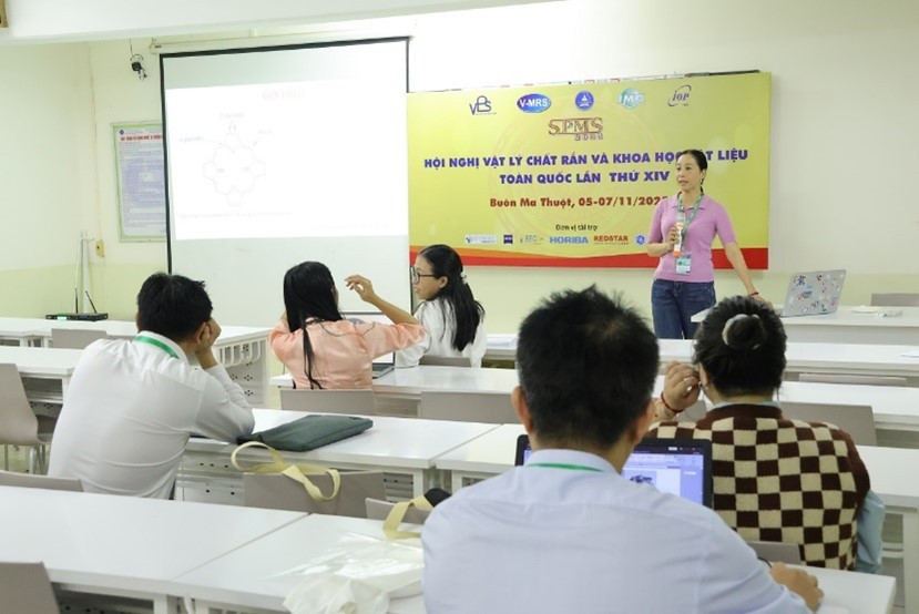 Thảo luận nhóm Tiểu ban Vật liệu y sinh, nông nghiệp và môi trường. hthao1.jpg