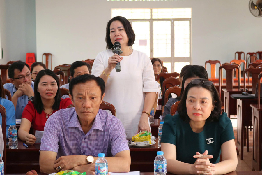 Lãnh đạo các trường học trên địa bàn phường Tân Lập trao đổi tại Hội nghị. (Ảnh: HG) db.jpg