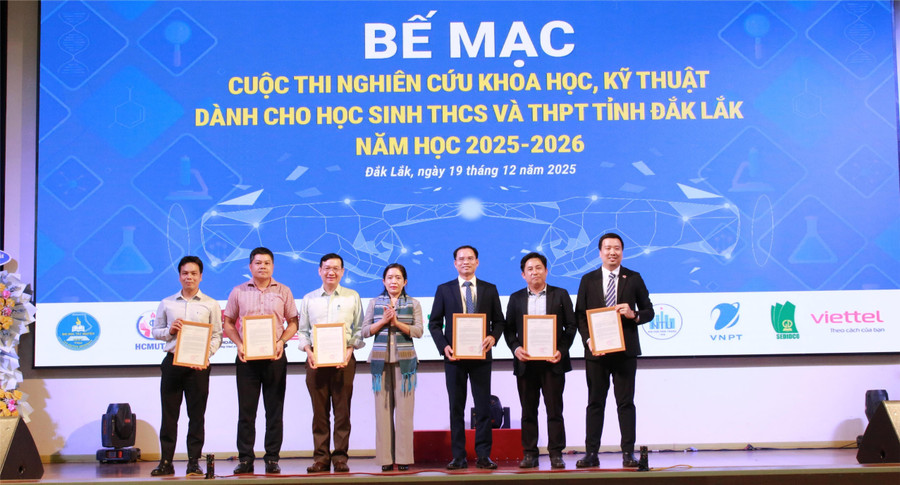 Giám đốc Sở GD&ĐT Lê Thị Thanh Xuân vinh danh các nhà tài trợ cho Cuộc thi. (Ảnh: Thành Tâm) 2-vinh-danh.jpg