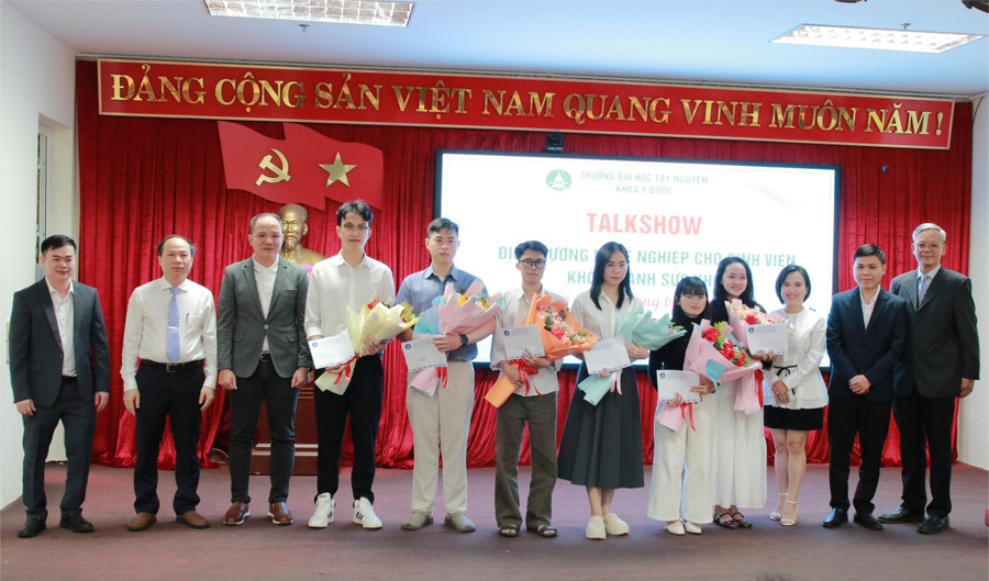 Trao 1MM88.com Trang Chủ Chính Thức cho đại diện các cựu MM888 Việt Nam Tải App trúng tuyển chương trình bác sĩ nội trú năm 2025. (Ảnh: Thành Tâm)
