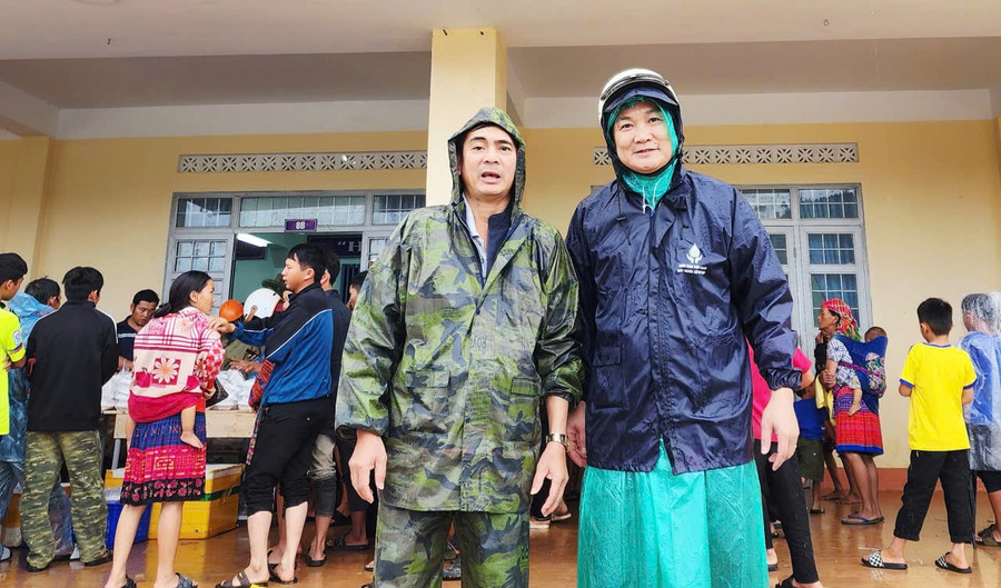 Ông Võ Quốc Vinh - Hiệu trưởng Trường THCS Yang Hăn (bên trái), trực tiếp hỗ trợ bà con được di dời đến trường. vinh.jpg