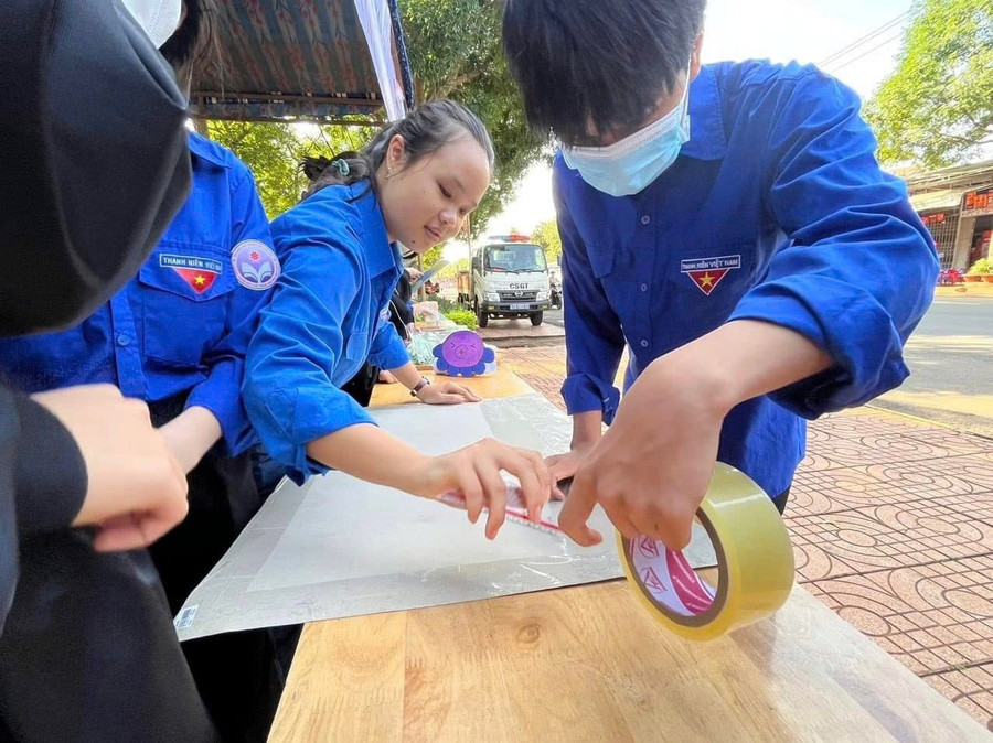 Thanh niên tình nguyện huyện Lắk chuẩn bị nơi ở cho Đăng nhập vào MM886 Việt Nam từ xa về trung tâm huyện dự thi. (Ảnh: TT) lak.jpg