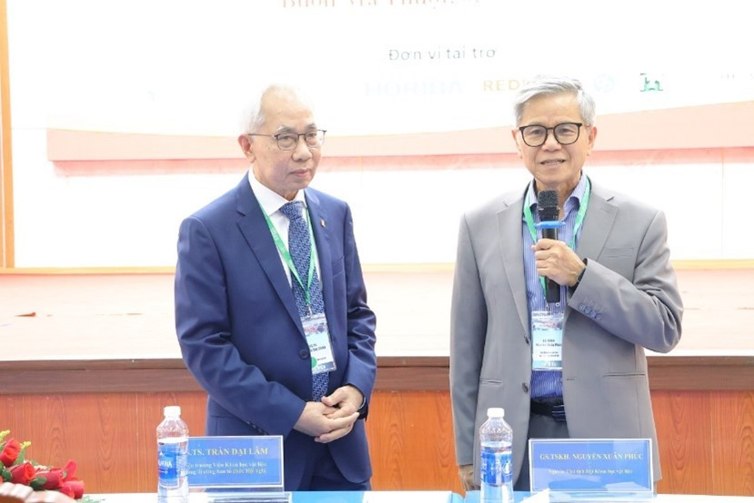 GS.TSKH Nguyễn Xuân Phúc và GS.TS Nguyễn Đức Chiến chủ trì Hội nghị phiên toàn thể. (Ảnh: TN)