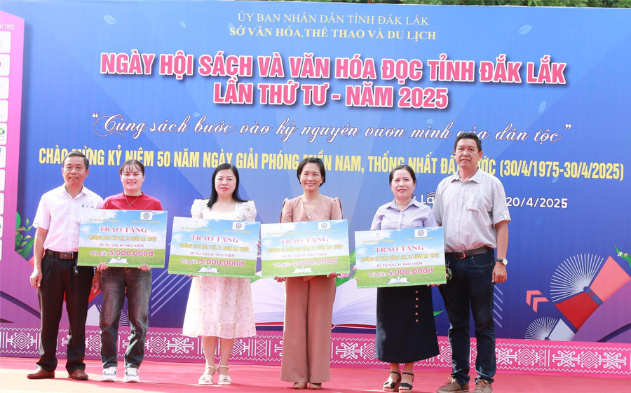 Trao tặng tủ sách cho các trường học vùng khó khăn của tỉnh. (Ảnh: THÀNH TÂM) 3.jpg