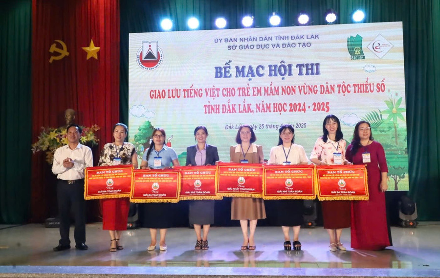 Ban tổ chức trao giải toàn đoàn cho các Phòng GD&ĐT. (Ảnh: TT) 1-giai-td.jpg