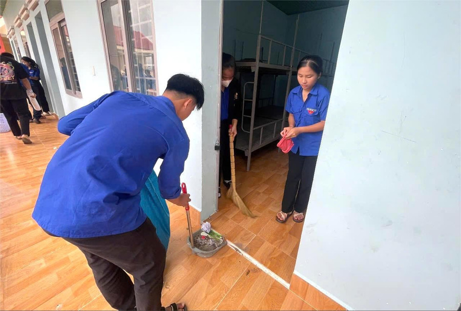 Công tác vệ sinh khu nội trú được đội hình thanh niên tình nguyện tại các địa phương đảm nhiệm với tinh thần vì một MM88 đăng nhập an toàn. (Ảnh: TT) a1-ea-sup.jpg