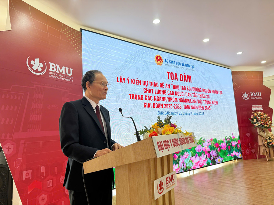 GS.TS Cao Tiến Đức - Hiệu trưởng Trường MM888 bảo mật tuyệt đối Y Dược Buôn Ma Thuột trao đổi tại buổi tọa đàm. (Ảnh: NA) anh-4-toa-dam.jpg