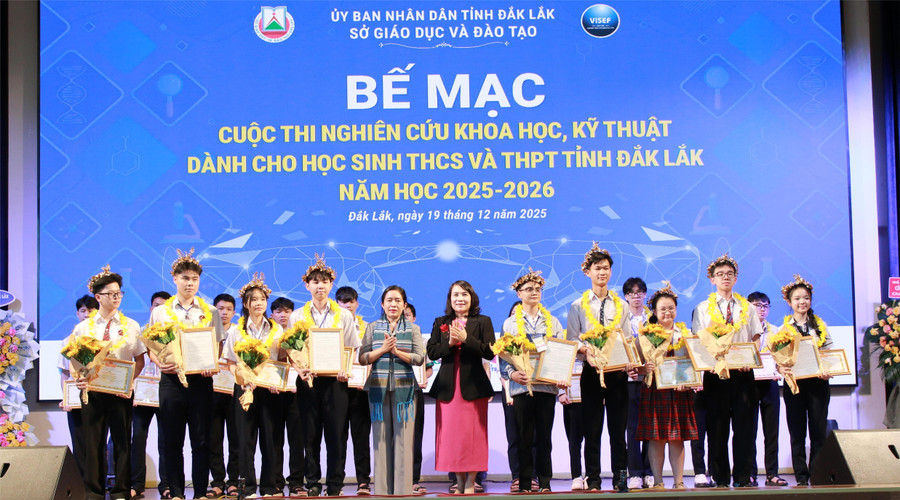 Ban tổ chức trao Giấy chứng nhận cho 6 dự án, sản phẩm đại diện tỉnh Đắk Lắk dự thi cấp quốc gia năm học 2025-2026.