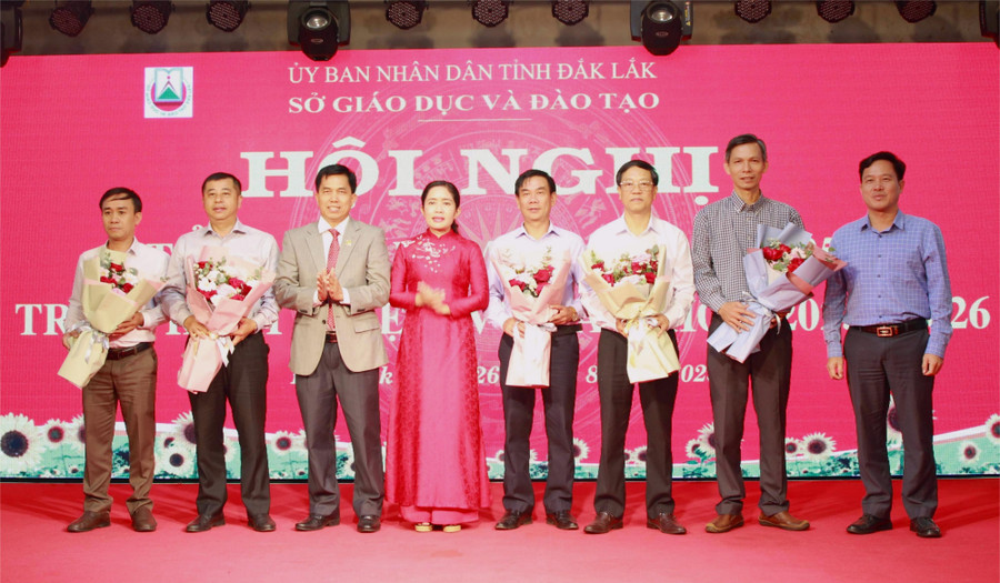 Lãnh đạo Sở GD&ĐT tặng hoa tri ân nguyên lãnh đạo các phòng GD&ĐT. (Ảnh: Thành Tâm)