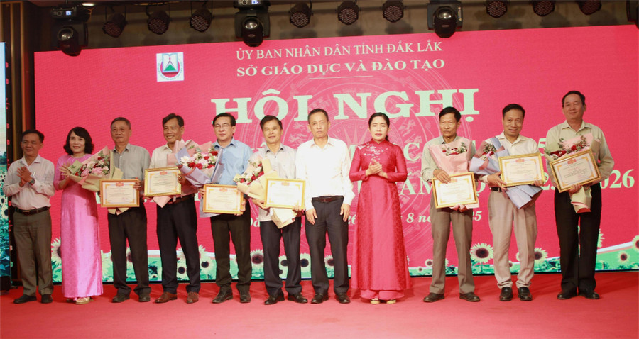 Giám đốc Sở GD&ĐT tặng Giấy khen cho Trưởng các phòng GD&ĐT được nghỉ hưu theo quy định. (Ảnh: Thành Tâm) 1-tri-an-gd.jpg