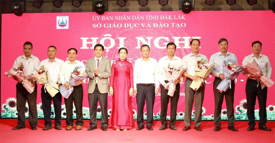 Lãnh đạo Sở GD&ĐT tặng hoa tri ân nguyên lãnh đạo các phòng GD&ĐT. (Ảnh: Thành Tâm) 1-tri-an-3.jpg