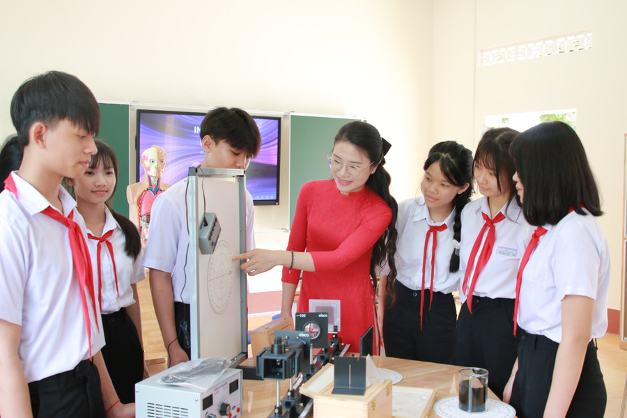 Niềm vui của cô trò Trường THCS Nguyễn Du, phường Buôn Hồ (Đắk Lắk) trước ngày khai giảng năm học mới. (Ảnh: Thành Tâm)
